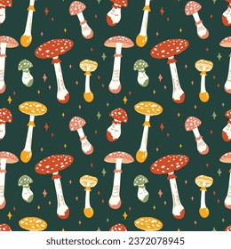 Patrón vectorial sin foco con hongos agaric de mosca. Patrón de hongos amanita de Navidad. Ilustración estacional de hongos de otoño dibujados a mano