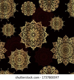 Patrón vectorial sin foco con mandalas doradas sobre fondo marrón.