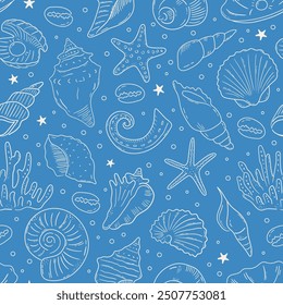 Patrón de Vector sin fisuras con conchas de mar dibujadas a mano, caracola, tentáculo, estrellas de mar, corales. Esquema de dibujos marinos sobre fondo azul. Siluetas del bosquejo de los Elementos de la orilla del mar para el Fondo de pantalla, diseño textil