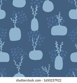 Nahtlose Vektorillustration mit handgezeichneten Wabi-Sabi-Vasen und Blumen auf hellblauem Hintergrund. Elegantes, sich wiederholendes Design für Stoff, Inneneinrichtung, Verpackung, Schreibwaren, Geschenke.