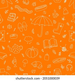 Nahtloses Vektormuster. Umrisse Herbstobjekte auf orangefarbenem Hintergrund. Regenschirm, Kürbis, Schal, Blatt. Ideal für Stoff, Umhüllung, Tapete, Website. Sie können auf Kleidung, Decken, Kissen drucken.