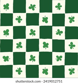 Nahtlose Vektorwiederholung Muster mit handgezeichnet Schachbrett in Grün und Sahne und einem kleinen Kleeblatt. St. Patricks Tag glücklicher Kleeblatt Hintergrund.