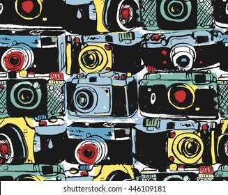 Seamless vintage hand drawn photo cameras background. old style retro photo cameras pattern.