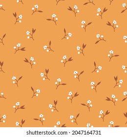 Resumen de patrones vintage sin inconvenientes. flores blancas pequeñas, hojas marrones sobre un fondo naranja. textura vectorial. impresión de tendencia para textiles, papel pintado y embalaje.