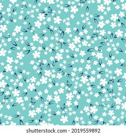 Patrón vintage sin foco. flores blancas pequeñas y hojas oscuras sobre un fondo de menta. textura vectorial. impresión de tendencia para textiles y papel pintado.