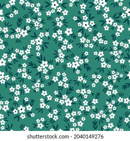 Nahtloses Vintage-Muster. kleine weiße Blumen, dunkelgrüne Blätter auf grünem Hintergrund. Vektorstruktur. Trenddruck für Textilien, Tapete.