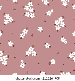 Patrón vintage sin foco. Pequeñas flores blancas y hojas marrones. Fondo rosa sucio. textura vectorial. impresión de moda para textiles, papel pintado y embalaje.