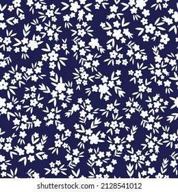 Nahtloses Vintage-Muster. Kleine weiße Blumen und Blätter. Dunkelblauer Hintergrund. Vektorstruktur. modischer Druck für Textilien, Tapeten und Verpackungen.
