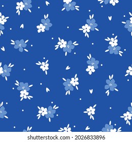 Patrón vintage sin foco. flores blancas y azul claro, hojas blancas y puntos sobre un fondo azul. textura vectorial. impresión de tendencia para textiles y papel pintado.