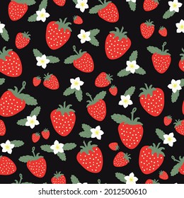 nahtlose Vintage Erdbeermuster . schwarzer Hintergrund. reife Erdbeeren, weiße Blumen, grüne Blätter. Vektorstruktur. Trenddruck für Textilien und Tapeten.