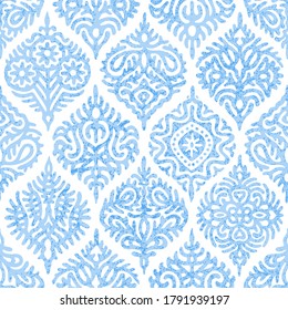 Patrón blanco-azul de acuarela sin foco. Elegante adorno para textiles. Huella bohemia vintage. Ilustración vectorial.