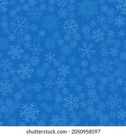 El fondo de invierno es impecable y consiste en copos de nieve de diferentes formas colocados de forma caótica. Copos de nieve colocados sobre fondo azul. Símbolo y humor de Navidad y año nuevo.