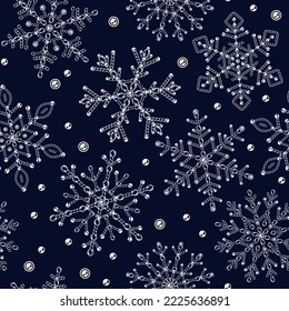 Patrón sin foco con un gran copo de nieve de lujo hecho de cadenas de joyería con cuentas de bola en fondo negro Elegante ilustración creativa para navidad, vacaciones de año nuevo, decoración de paquetes de regalo