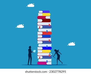 Buscar información. Equipo de negocios con una lupa mirando un montón de libros