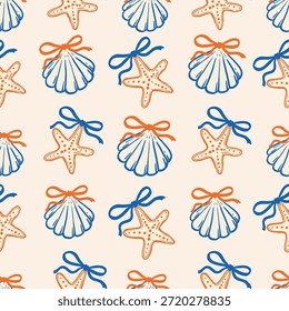 Muscheln und Seesterne mit Bögen, die in einem sich wiederholenden Layout auf hellem Hintergrund angeordnet sind. Nahtloses süßes Marinemuster für Sommerdrucke, Verpackungspapier, Textilien und Hochzeitsdekor.