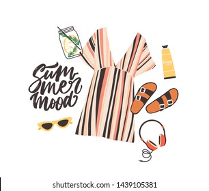 Saisonale Komposition mit Summer Mood Slogan und eleganter Strandbekleidung, Sonnenbrille, Cocktail, Kopfhörer und Sonnencreme auf weißem Hintergrund. Flacher Cartoon bunter Vektorgrafik.