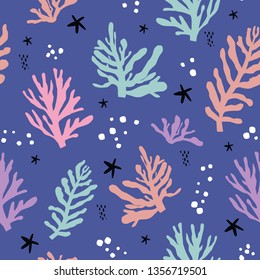 Seaweeds flat handdrawn seamless pattern. Marine plants vector wrapping paper. Leaves, corals and starfish in scandinavian style. Underwater life backdrop. Travel postcard background