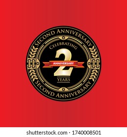 Ilustración del segundo aniversario y del diseño del saludo. Celebrando dos años de éxito. Ornamentos metálicos de oro y cintas rojas.