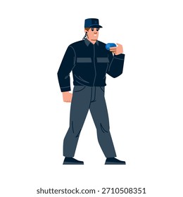 Hombre del guardia de seguridad que camina con el auricular y la radio de mano, realizando deberes profesionales de la protección y asegurando la seguridad en un uniforme, representando servicio de la seguridad y la protección