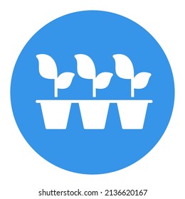 Semillas o plantas jóvenes que crecen en macetas plásticas aisladas icono de glifo vectorial aislado. Símbolo gráfico para agricultura, jardín y plantas sitio web y diseño de aplicaciones, logotipo, aplicación, interfaz de usuario