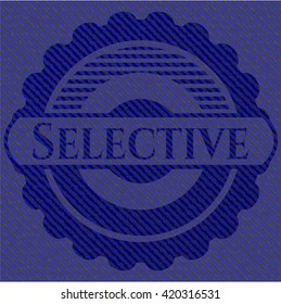 Emblema selectivo con fondo denim de alta calidad
