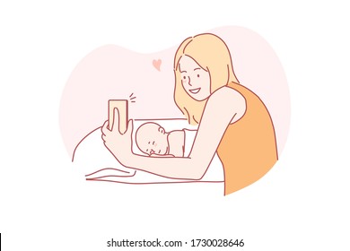 Selfie, maternidad, infancia, concepto familiar. Mujer joven que se toma selfie con un bebé recién nacido durmiendo en la cama o en video llamando a su padre o parientes. Día de la maternidad y la paternidad de nueva generación.