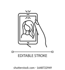 Selfie pixel perfect linear icon. Thin line customizable illustration. Self portrait photo contour symbol. Modern fashion, trendy activity. Vector isolated outline drawing. Editable stroke