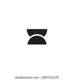 Halbkreisförmiges Stundenglas-Logo auf unscharfem Hintergrund