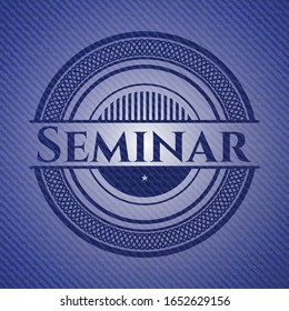 Insignia del seminario con fondo de denim. Ilustración vectorial. Detallado.
