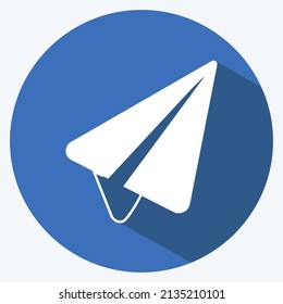Enviar mensaje Icono en el estilo de moda de sombra larga aislado en un fondo azul suave