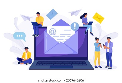 Enviar y recibir mensajes de correo. Personas que usan correo electrónico por teléfono, computadora, laptop. Caracteres escribiendo cartas de correo electrónico por smartphone, laptop. Nuevos sms entrantes, chat en redes sociales, spam