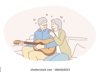 La pareja mayor que vive feliz concepto de estilo de vida activo. Feliz pareja adulta pensionada, mujer y hombre sentados, tocando guitarra y sintiéndose amor entre ellos. Retiree, felicidad de pensionista