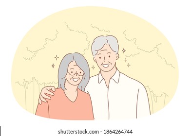 La pareja mayor que vive feliz concepto de estilo de vida activo. Retrato de una feliz pareja madura jubilada, mujer y hombre parados abrazándose y mirando la cámara al aire libre. Retiree, felicidad de pensionista