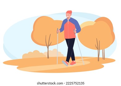 Ancianos entrenando a los nórdicos caminando con postes de senderismo en el bosque de otoño. Descanso activo al aire libre. Concepto de estilo de vida activo y saludable de las personas mayores.