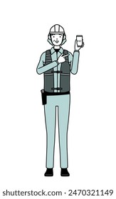Ingeniera senior femenina en casco y ropa de trabajo recomendando pagos en línea sin efectivo en un teléfono inteligente, Ilustración vectorial