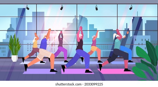 grupos de personas mayores que realizan ocupaciones ocupadas masculinas de edad avanzada que entrenan en gimnasia aeróbica estilo de vida saludable edad activa