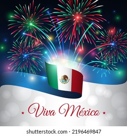 16 de septiembre, Día de la Independencia de méxico. Bandera mexicana y coloridos fuegos artificiales en el fondo azul del cielo nocturno. Festividad nacional 16 de septiembre. Tarjeta del día de la independencia. Vector. Traducción: Larga vida a México