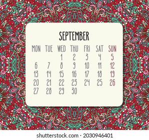 Septiembre 2021 calendario mensual vectorial sobre el doodle de encaje ornamentado con fondo rojo floral dibujado a mano. Semana a partir del lunes.