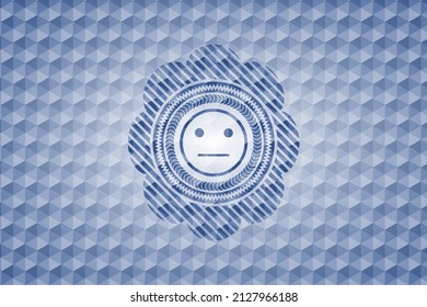 icono de cara seria dentro del emblema poligonal azul. 