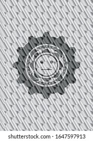 ícono de cara seria dentro del emblema o distintivo de color plata. Patrón de escalas. Ilustración vectorial. Detallado.