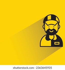hombre de servicio con fondo amarillo