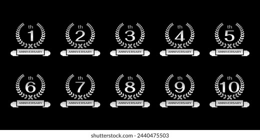 Set von 1-10. Jubiläum. Jubiläums-Logo mit kreisförmigem Blattkreis und weißem Band auf schwarzem Hintergrund