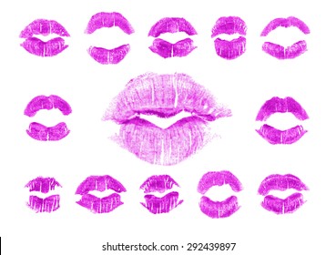 Set mit 13 Aufdrucken violetter Lippenstift. Silhouetten violetter Lippen einzeln auf weißem Hintergrund. Qualitative Spur echter Lippenstift-Textur. Kann als dekoratives Element für Druck oder Design verwendet werden.