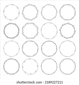 Conjunto de 15 coronas elásticas dibujadas a mano aisladas en fondo blanco, vector. Marcos florales de hojas. Estilo Doodle.Colección de marcos de monograma floral.