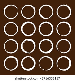 Set mit 16 weißen Kaffeetassenflecken auf braunem Hintergrund. Vektor kreisförmige Getränke Marken für Café-Branding, Poster und Vintage-Dekor