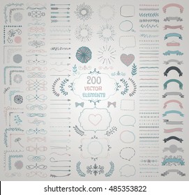 Ensemble de 200 Éléments De Conception Dessinés À La Main Colorée. Bordures De Ligne Décoratives Rustiques, Floraux, Dividers, Flèches, Flèches, Scrolls, Rubans, Bannières, Cadres, Coins, Objets. Illustration vectorielle