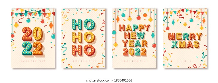 Juego de 2022 tarjetas de Feliz Navidad y Feliz Año Nuevo o banners con diseño de tipografía retro. Ilustración vectorial. Streamers, baubles vintage confetti y guirnaldas de banderas colgadas. Lugar para el texto