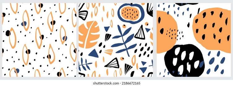 Conjunto de 3 Abstract Hand Drawn Seamless Vector Patterns con hojas negras, naranjas y azules de la palma, frituras, puntos y rocas sobre un fondo blanco. Impresión de garabatos irregulares desordenada ideal para el tejido.