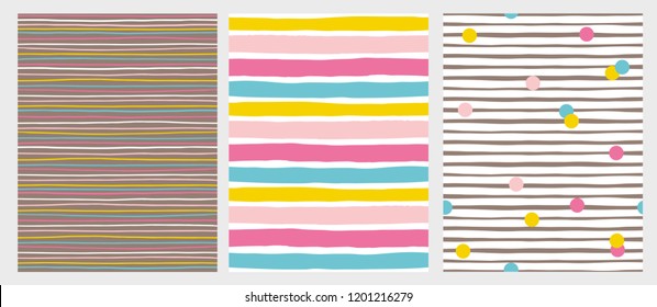 Set van 3 handgetekende onregelmatige gestreepte vectorpatronen. Horizontale kleurrijke strepen op een witte en bruine achtergrond. Abstract Infantiele Stijl Ontwerp. Witte, roze, blauwe en gele lijnen en stippen.