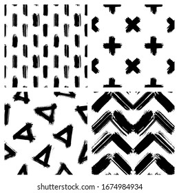 Satz von 4 nahtlosen Schwarzweiß-Mustern mit geometrischen Formen: Dreiecke, Kreuze, Streifen handgezeichnet mit Tinte. Vektorillustration-Bildschirmhintergründe. Einfache Hintergründe im Stilstil.	